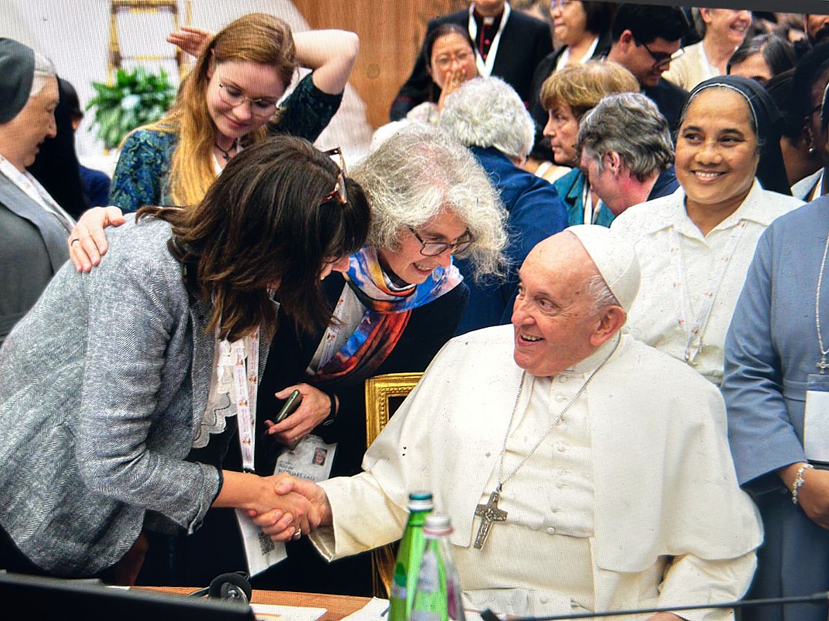 Anna shaking hands with Pope Francis, thanking her for her work.