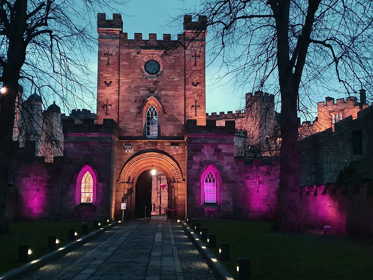 Durham Castle lit purple to commemorate Holocaust Memorial Day (credit: Zoe Osborn). 